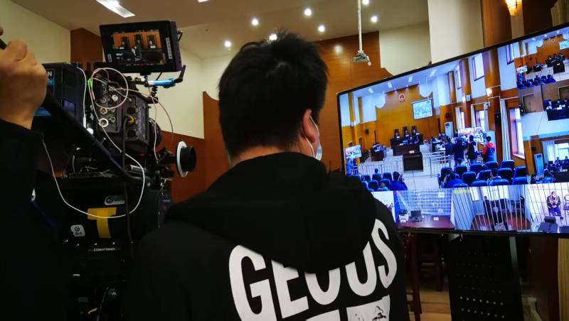 AI生成VS人工创意——易门县广告片拍摄公司的技术浪漫主义实践